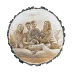 Personalisierte Baumscheibe mit Fotogravur Familie auf coutch