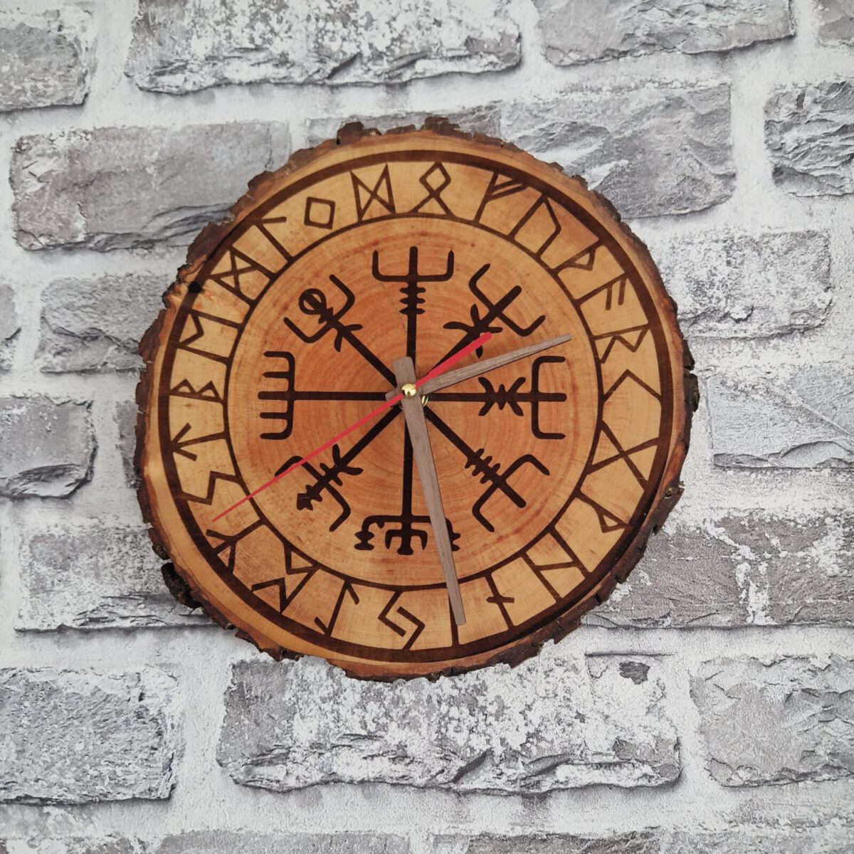 Holzuhr mit Rune (25-30cm) – Bild 4