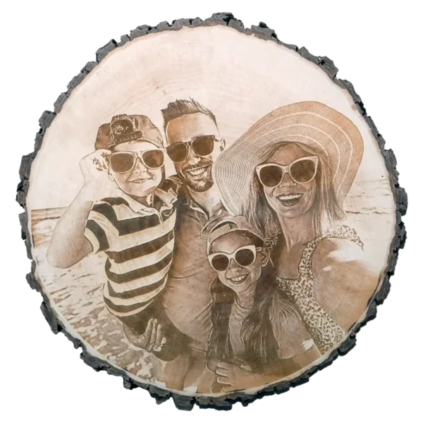 Personalisierte Baumscheibe mit Fotogravur am Strand