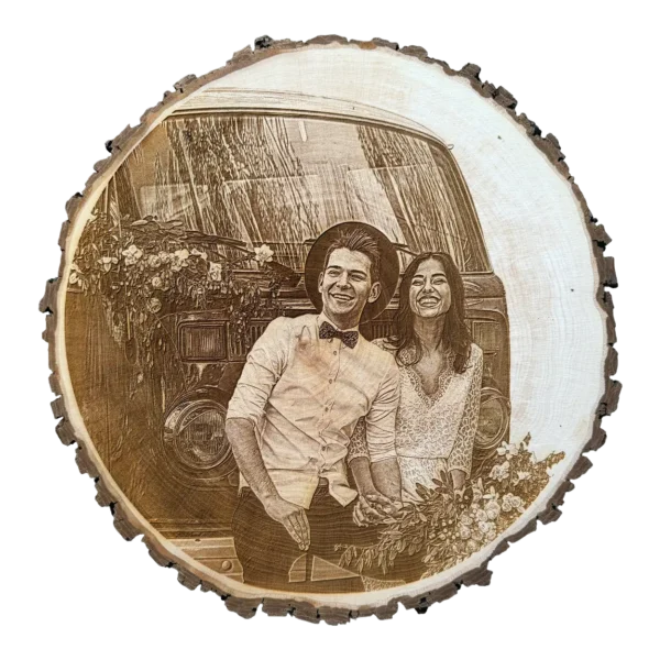 Personalisierte Baumscheibe mit Fotogravur Hochzeitpaar vor Bus