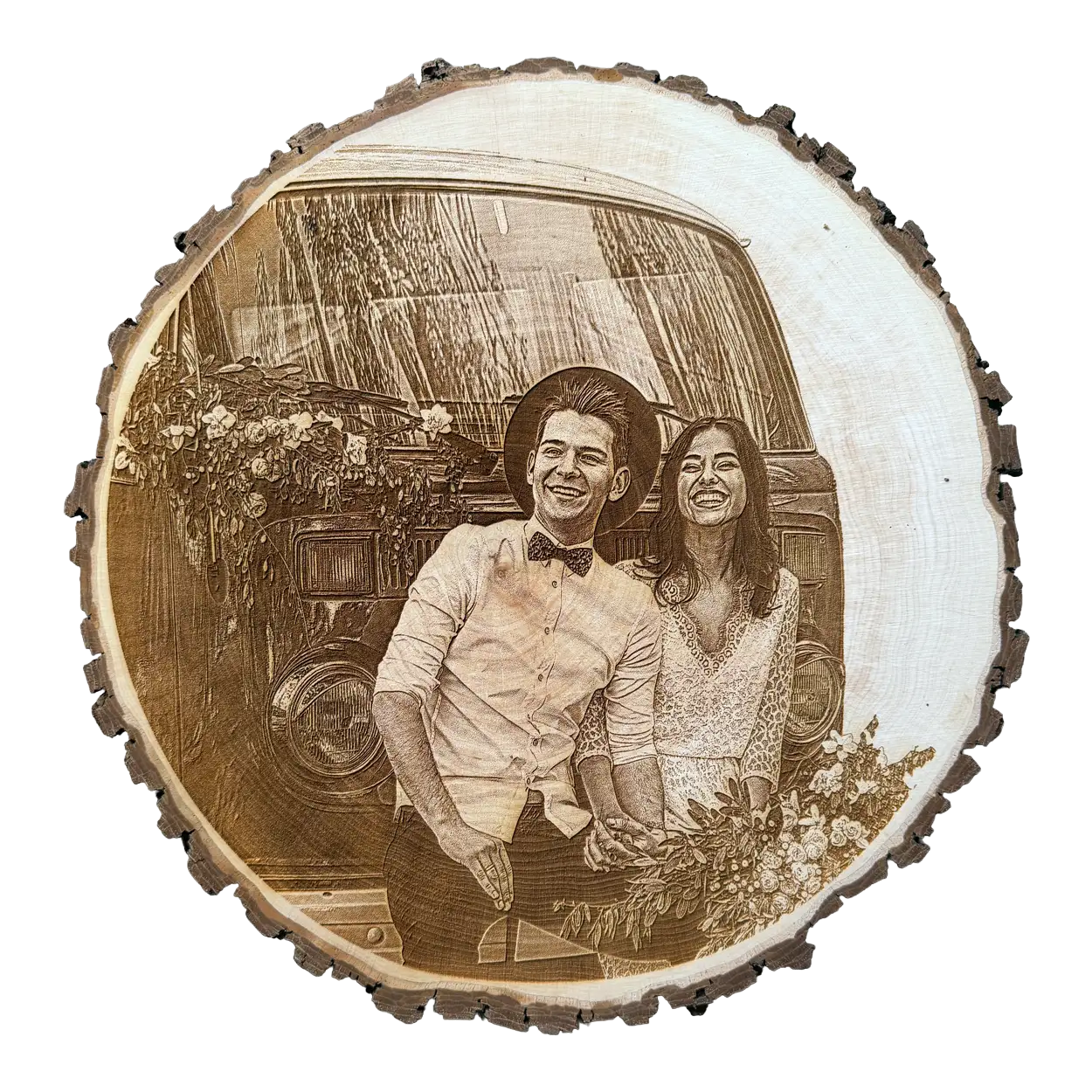 Personalisierte Baumscheibe mit Fotogravur Hochzeitpaar vor Bus