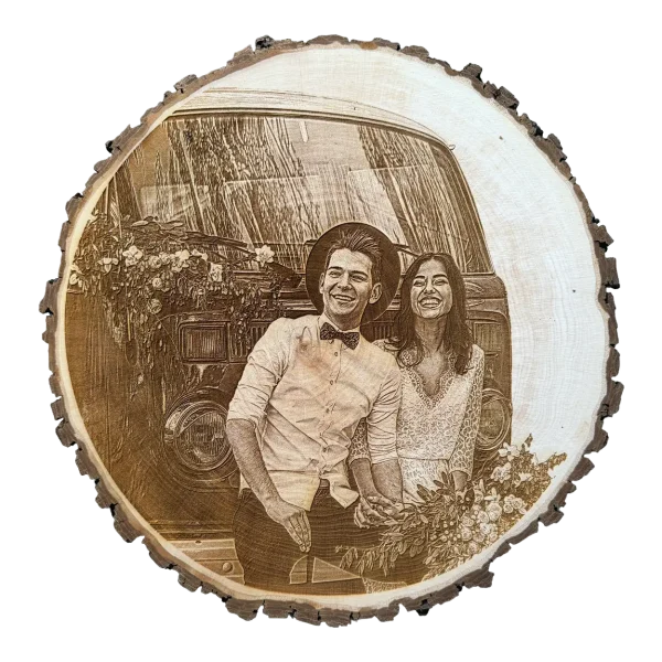 Personalisierte Baumscheibe mit Fotogravur Hochzeitpaar vor Bus